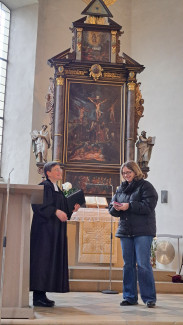 Sabine Eisen wird in Obernbreit willkommen geheißen.