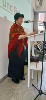 Helga Scherer bei ihrem Vortrag