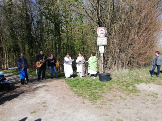 Die Jünger luden den Fremden ein , ein Stück des Weges mit ihnen zu gehen. 